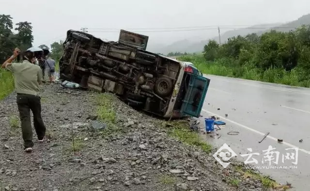 8月2日云南德宏一中型客车侧翻 致18人不同程度受伤