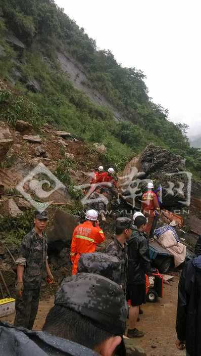 云南山体滑坡9人被埋图片