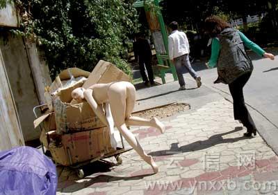 裸体<em>美女</em>街头<em>推车</em> 路人险被雷倒_云南网
