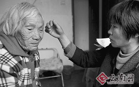 18年赡养无血缘关系乞讨老人 江米芬继续养亲