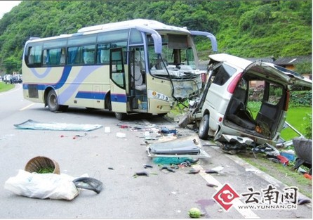 南永公路<em>姚安县</em>境内1日发生车祸 大客车撞上微