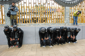 抢匪削<em>掉</em>受害人<em>一缕头发</em>恐吓 警察90分钟破案