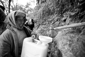 半片竹筒引清泉 一线水养活罗平大水井乡唐梨凹村158人