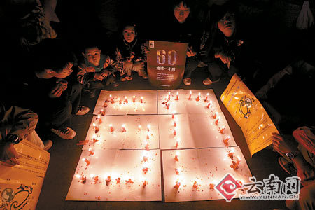 社会各界积极响应熄灯活动 大学生南屏街点蜡烛祈祷下雨