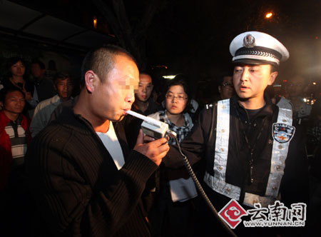12酒驾成昆明首批新规补考司机 教练酒后驾