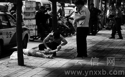 一女子昆明街头猝死 身份不明