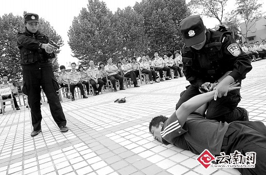 民用机场公安局举行特警集训队汇报演练 警花