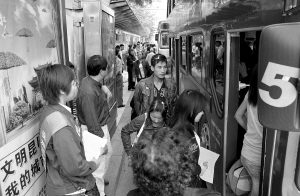 志愿者上街劝导不文明行为第一天 还是有人翻