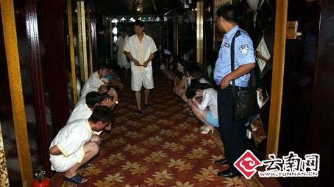 昆明警方突击检查一娱乐会所 抓获卖淫嫖娼违