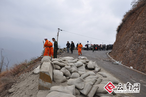 水泥车飞下百米山崖 车上一男子死亡一<em>女子</em>获