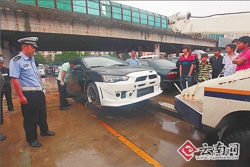 昆明查获10辆改装车 - 图片头条