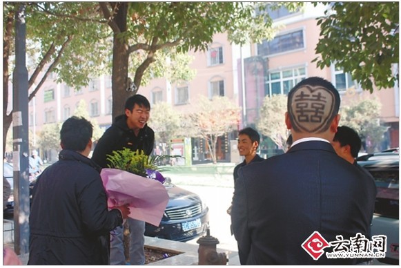 理个双喜<em>头</em> 新郎逗乐<em>发型</em>娶新娘_云南网
