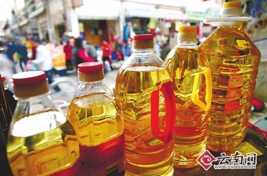 /enpproperty--> 瓶装食用油(资料图) 付兴华 摄 据悉,从昨天开始,昆明的餐饮业开始全面禁止使用散装食用油。有业内人士认为,昆明市的这种做法自有它的道理,但可能会增加餐饮业的成本,这些成本最终可能会转嫁到消费者头上,并认为根本上还是要加强对炼油和流通环节的监管。 昆明市食品药品监督管理局副局长张云海表示,昆明市作出这项举措的目的就是为了防止地沟油进入餐饮市场。虽然这个举措可能会导致一些餐饮企业的成本增加,但总体上是利大于弊。 到底应该怎样看待昆明市禁用散装食用油的做法?中国农业大学食品