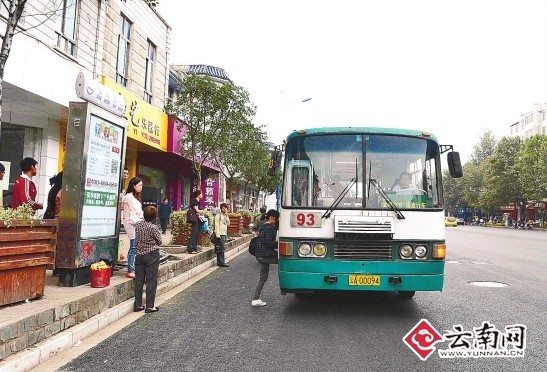 昆明6条路段公交站从路中改路侧 方便与地铁接驳