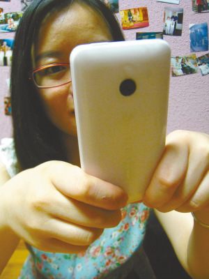 美女天天打飞机致肩膀僵硬 多为无聊时消遣时间