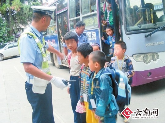 昆明逮出严重超载车 26座校车挤进115个娃
