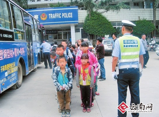昆明逮出严重超载车 26座校车挤进115个娃
