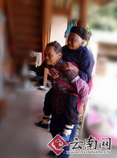 59岁儿媳照顾瘫痪丈夫13年 背着96岁婆婆晒太