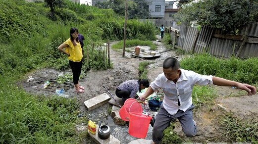 /enpproperty--> 村民在村里的井边接水、洗菜。 自卫村水库已几乎见底。记者 段玉良 摄 一个多月以来,自卫村由于水压不够导致停水,村里6000余人饱受缺水之苦。村民们想方设法四处找水,到20多公里以外的村子挑水、用桶接雨水、用地表水洗衣洗菜、用矿泉水做饭煮汤对于6000余村民来说,送水车送来的水并不能缓解缺水给他们生活带来的困窘。目前,自卫村水库已达到死库容,每天只能从红坡水库调水2000方,但红坡水库可用水源也仅有10万方。通用水务从昨晚开始,采取轮换供水的方式为自卫村及周边厂