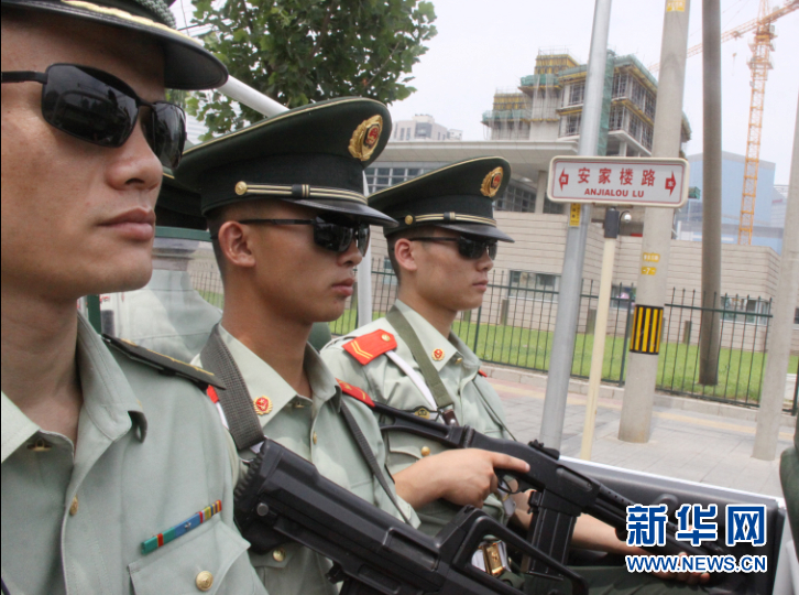 实拍北京武警敞篷巡逻车组巡逻执勤