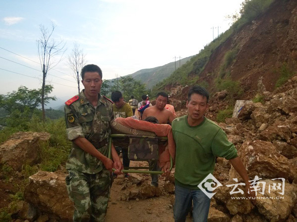 /enpproperty--> 武警官兵展开救援 武警官兵展开救援 8月3日16时30分,昭通市鲁甸县发生6.5级地震。灾情就是命令,武警昭通支队谢豫伟支队长、郑文春政委率200名救援官兵第一时间赶赴震区展开救援。 到达灾区后,眼前的一片废墟景象让在场的所有人震惊。龙头山镇骡马口村到处是被毁的房屋,多出路段被滚石阻断,现场受灾群众乱成一团,哭喊声连成一片。官兵在确保自身安全的前提下,走进废墟抢救伤员和遇难者遗体。骡马口村正处滑坡地带,不时有山石滚落。救援官兵看准时机把生命用担架运往安置点,完成一次次