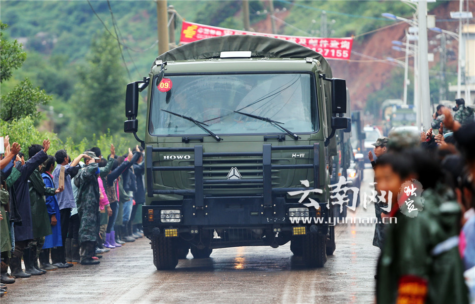 8月18日，云南鲁甸地震重灾区龙头山镇，民众送别参与救援的子弟兵。