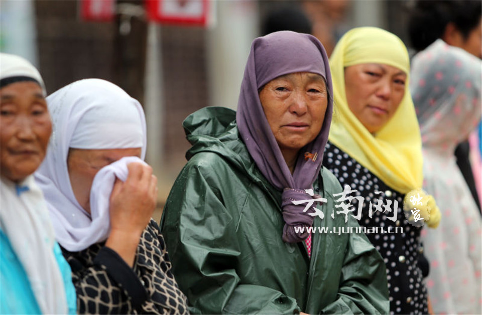 8月18日，云南鲁甸地震重灾区龙头山镇，民众送别参与救援的子弟兵。