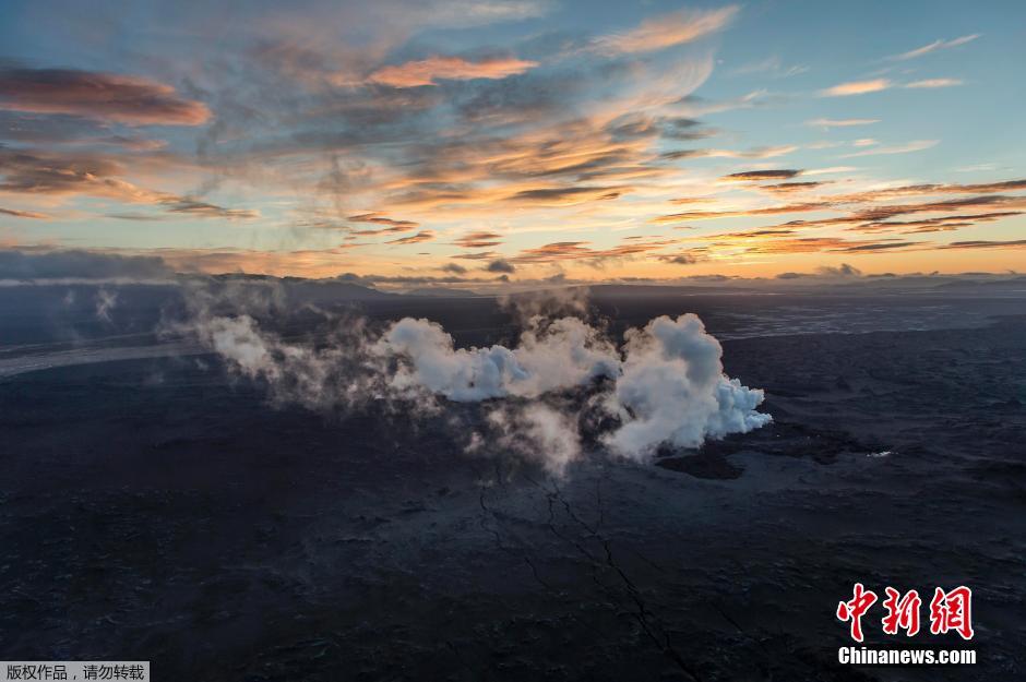 冰岛火山喷发进入红色预警 禁止飞机飞入该区