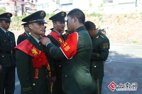 戎装褪去心留念 云南普洱思茅消防隆重欢送退