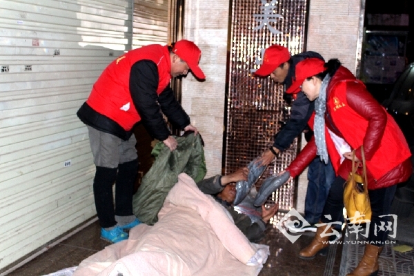 昆明之美公益团队冬雨夜为流浪者送棉衣