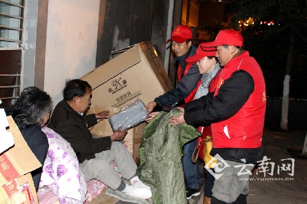 昆明之美公益团队冬雨夜为流浪者送棉衣