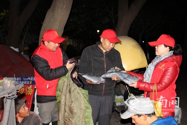 昆明之美公益团队冬雨夜为流浪者送棉衣