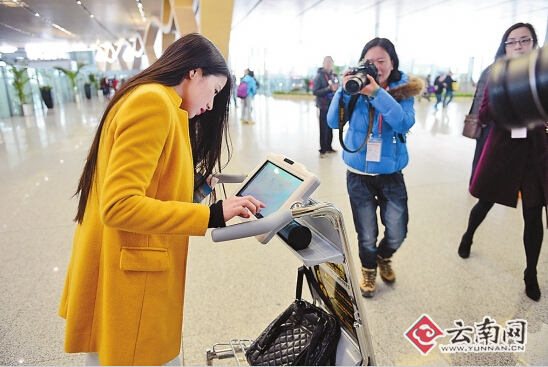 接亲人时通过屏幕就可以看到旅客下飞机走出机场通道的情景.如果