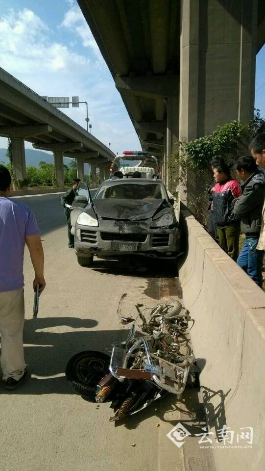 卡宴 越野车机动车道逆行撞上电动车 致2人死亡高清图片