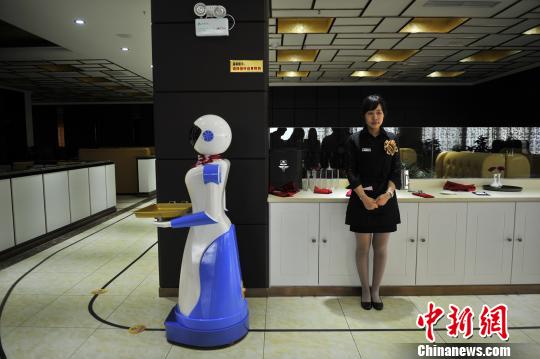 昆明一西餐厅现机器人服务员 一台机器人价格