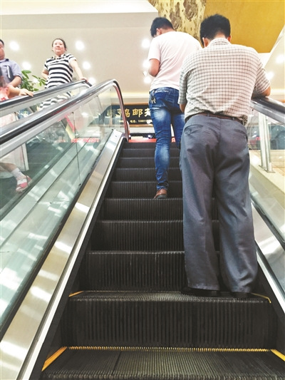 30岁的女子向柳娟在7月26日湖北荆州市安良百货商场乘电梯时被电梯