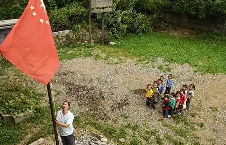 乡村教师现状:社会地位一落千丈 被学生看不起