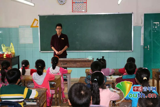 东兰县志愿者在拉板小学建第六个爱心加油站_