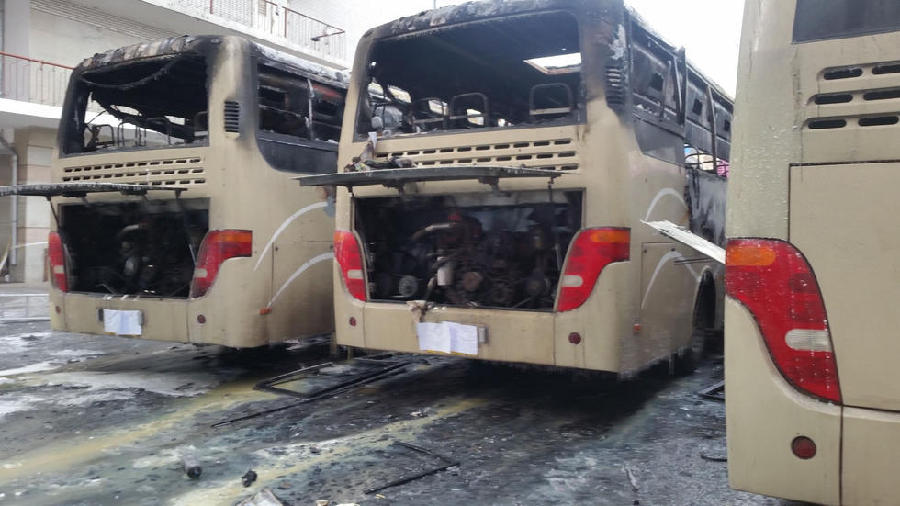 哈尔滨一停车场火烧连营 三辆大客车自燃