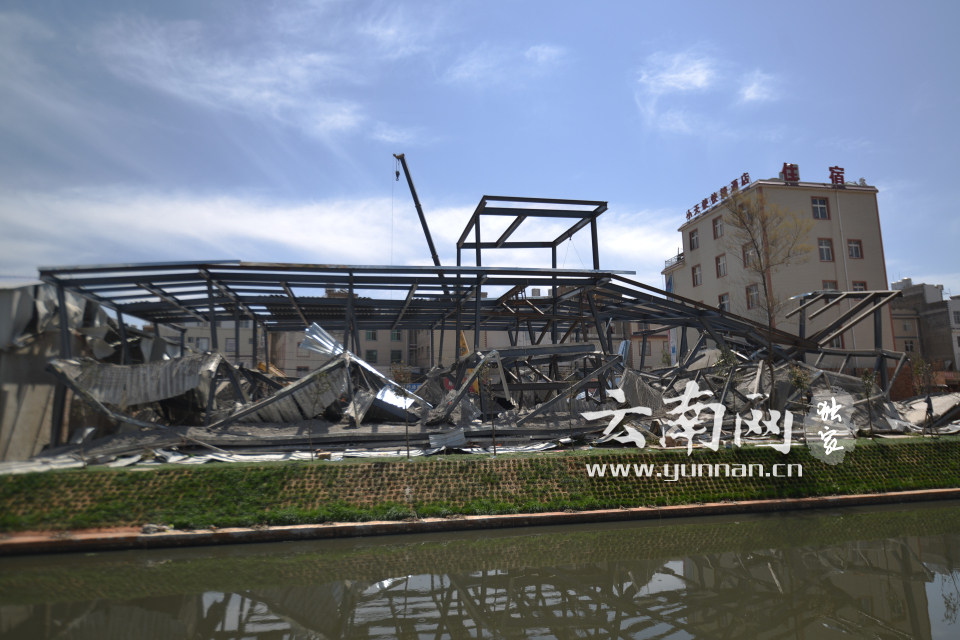 昆明一在建工地倒塌事故追踪 废墟外延大部分