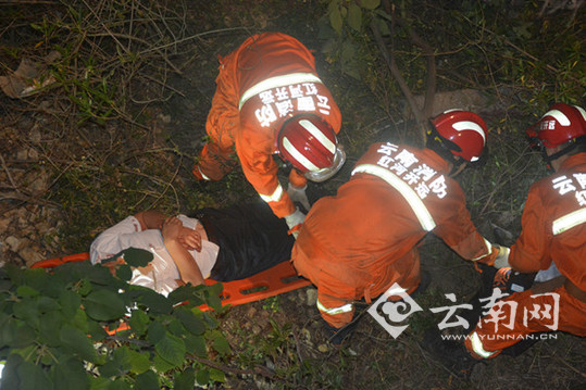  越野车凌晨翻下山崖致驾驶员受伤 云南开远消防及时营救