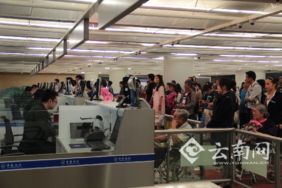  泼水节昆明口岸人潮涌 边检优质服务保顺畅