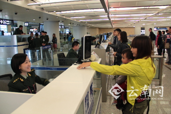  泼水节昆明口岸人潮涌 边检优质服务保顺畅
