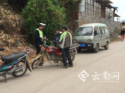  云南峨山交警专项整治农村地区驾驶摩托车不戴头盔