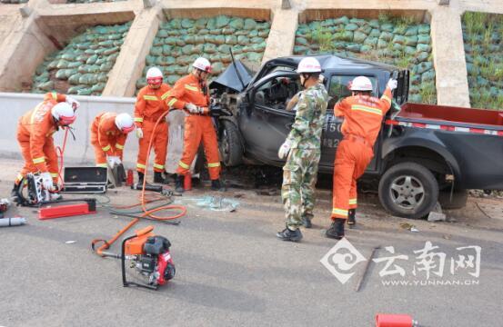 云南宣威：皮卡车装上高速路护栏 消防官兵快速营救被困伤员