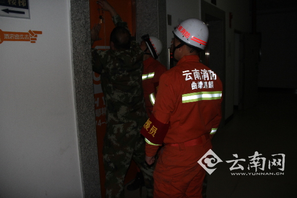  酒店电梯故障3人被困 云南曲靖麒麟消防深夜及时营救被困人员