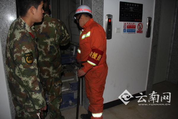  酒店电梯故障3人被困 云南曲靖麒麟消防深夜及时营救被困人员
