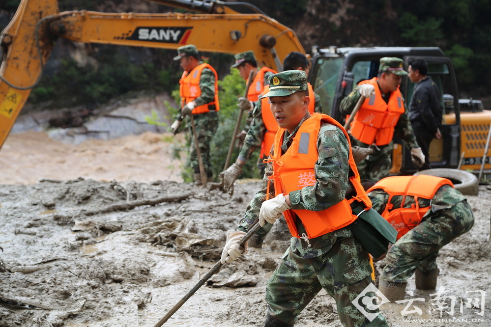 云南兰坪县发生泥石流灾害 武警官兵紧急搜救6名失踪人员