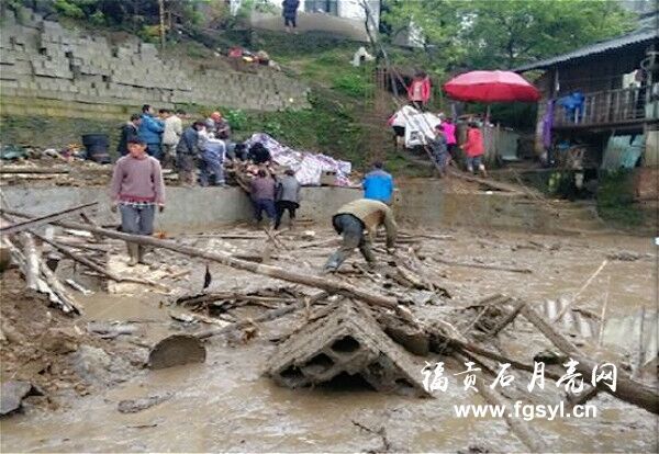  怒江州福贡县子里甲乡发生泥石流数间民房被冲毁