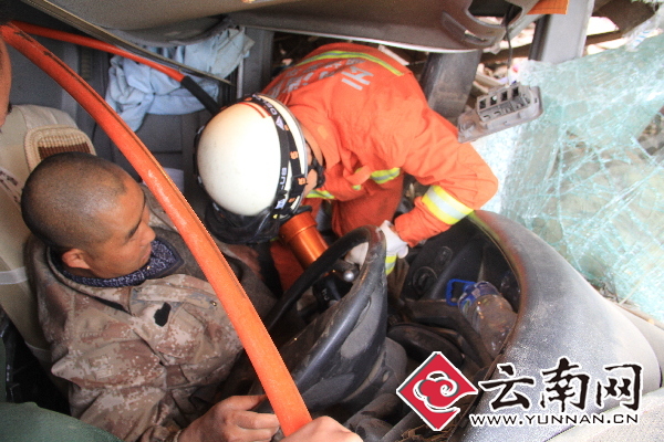  云南罗平：罐车不慎侧翻驾驶员被困 消防官兵快速营救